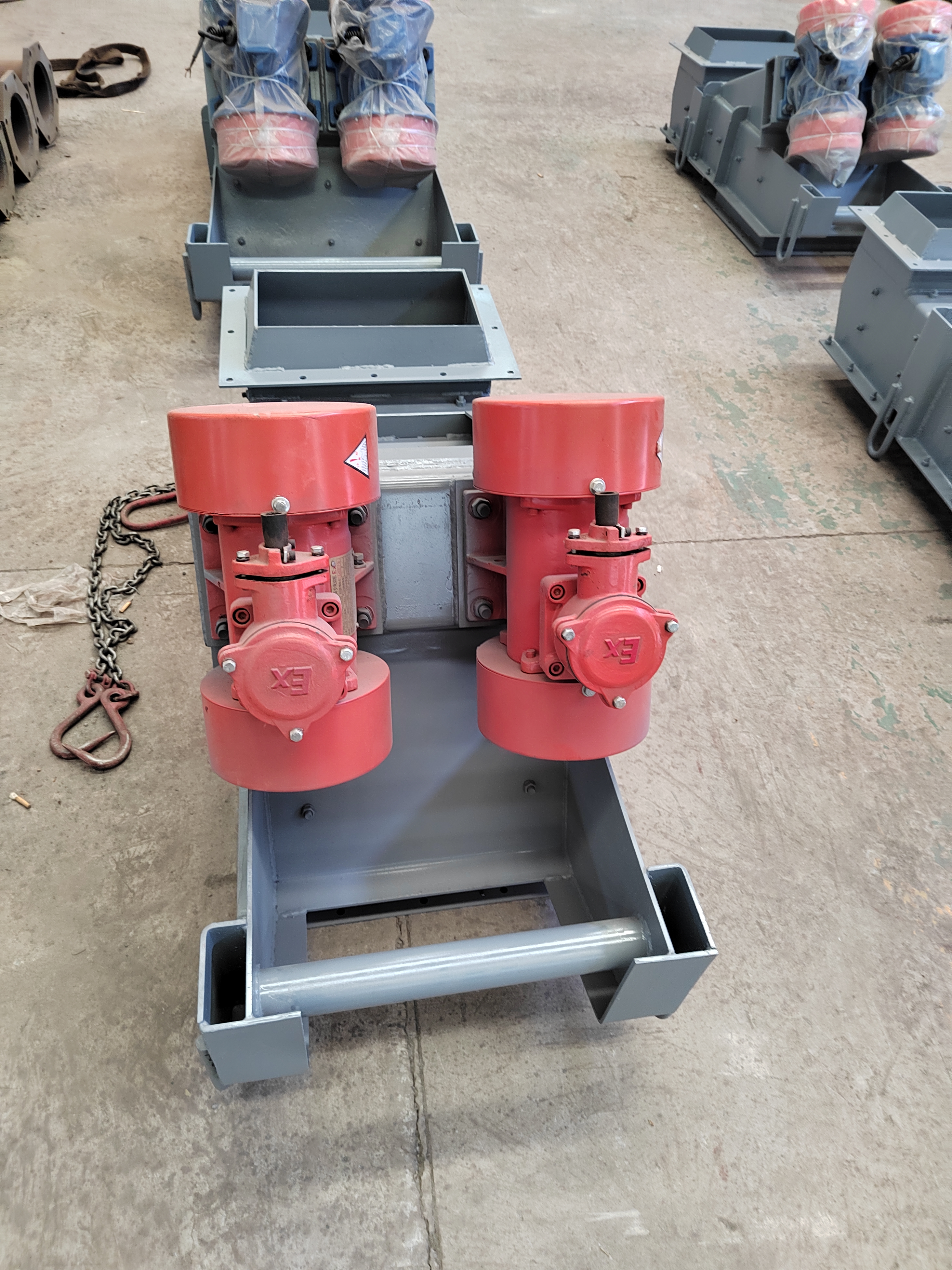 振動(dòng)輸送機(jī)怎樣來輸送物料及與振動(dòng)給料機(jī)的比較(振動(dòng)輸送設(shè)備)